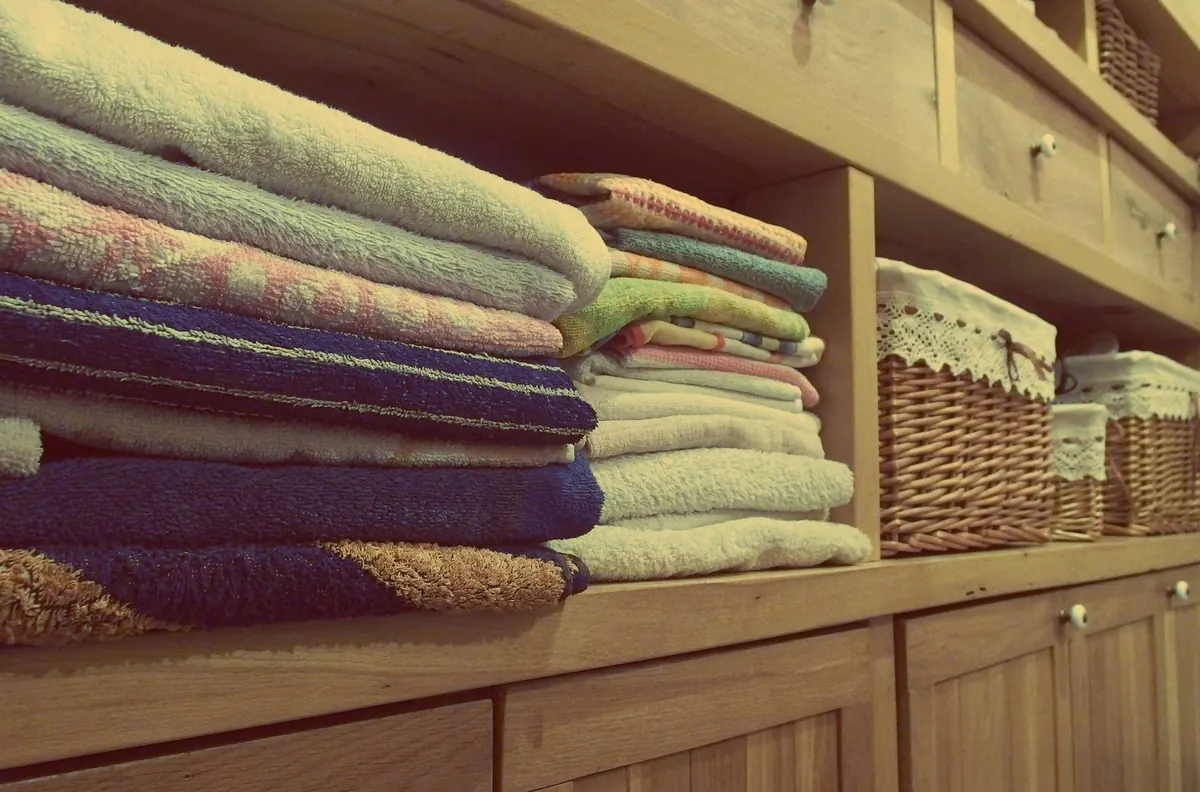 A Checklist for Storing Linen Clothes and Bedding Over Winter